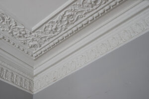 Coving moldings on the ceiling around the top of the room