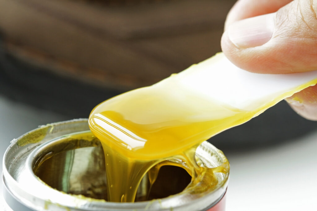 Open adhesive tin