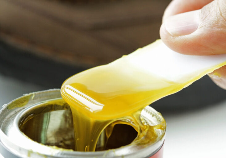Open adhesive tin