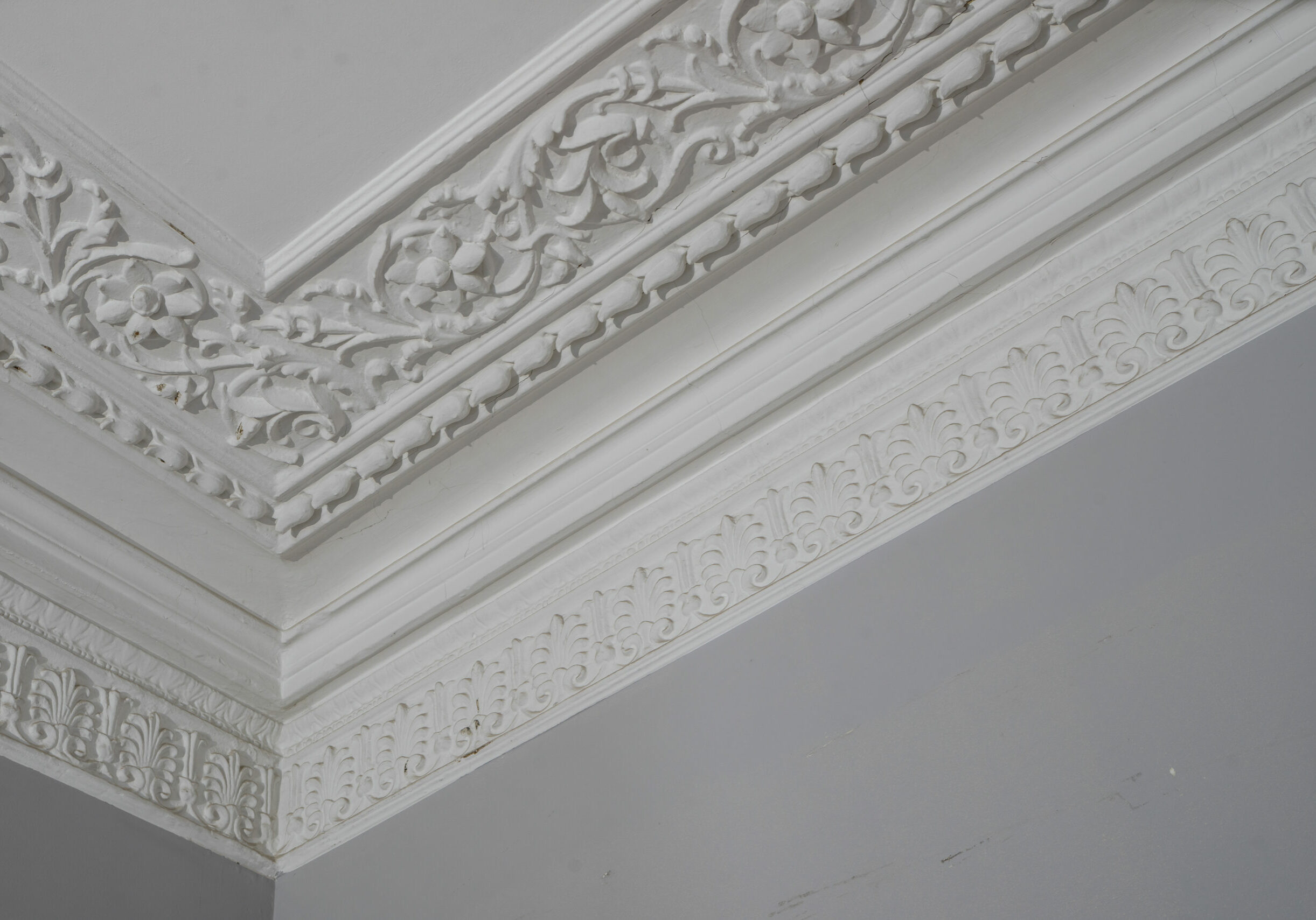 Coving moldings on the ceiling around the top of the room